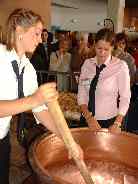Sophie et Caro pour une fondue gante  Juraparc
