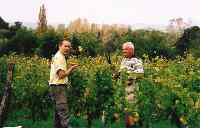 M.r Hellier et Gilles qui taillent la vigne