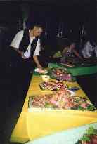 Jrome au service d'un buffet